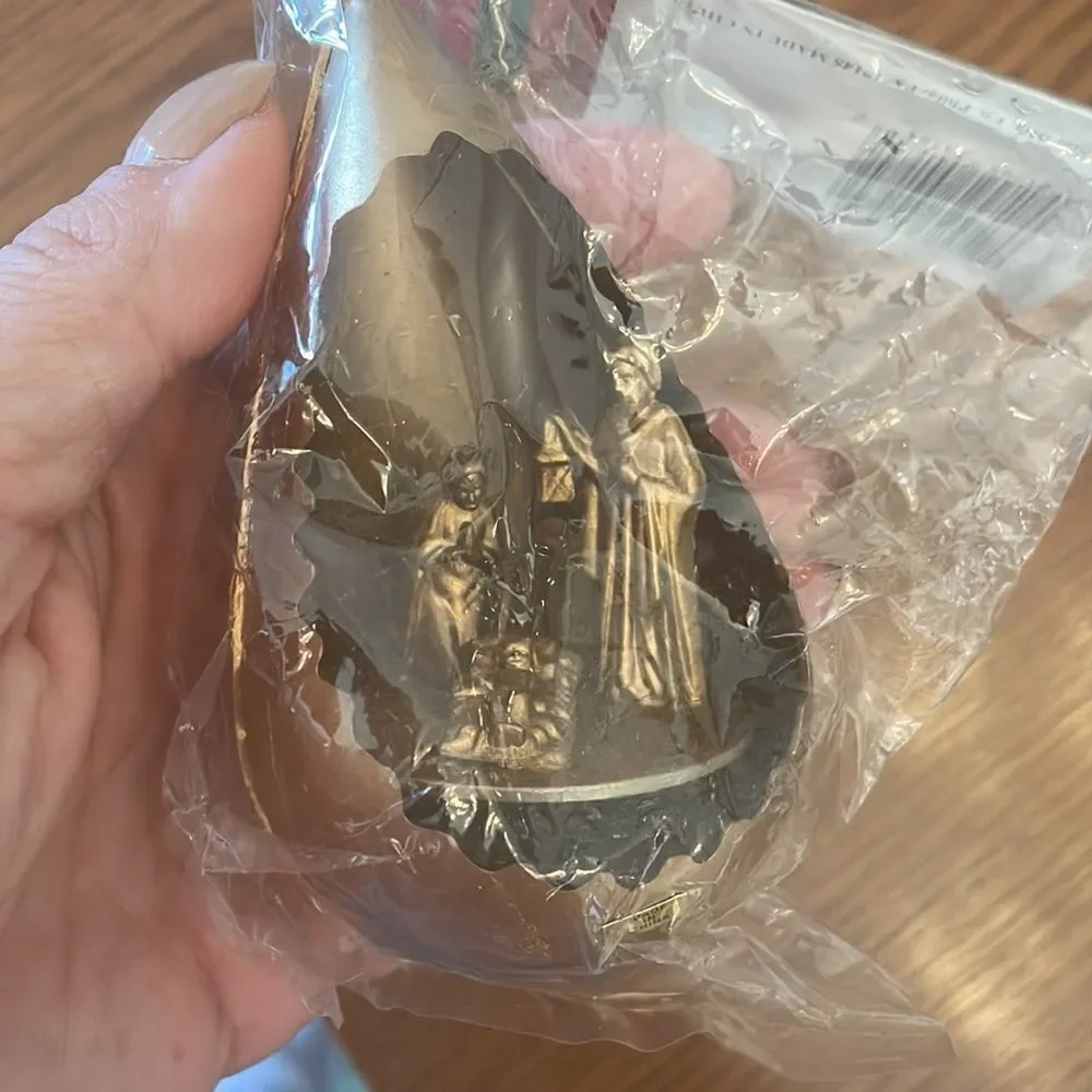 New in packaging vintage gold plastic tear drop shaped‎ nativity scene ornament
